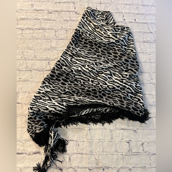 BLACK AND WHITE WITH FRINGE ANIMAL PRINT TRIANGLE SHAPED SCARF - Picture 4 of 7